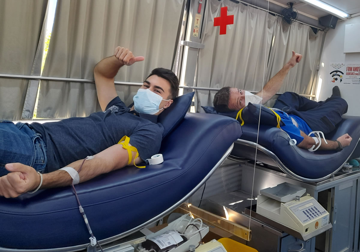 Compañeros de Iberext donando sangre para Cruz Roja 